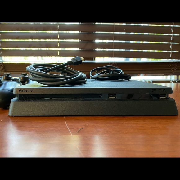 PS4 - Picture 3 of 3